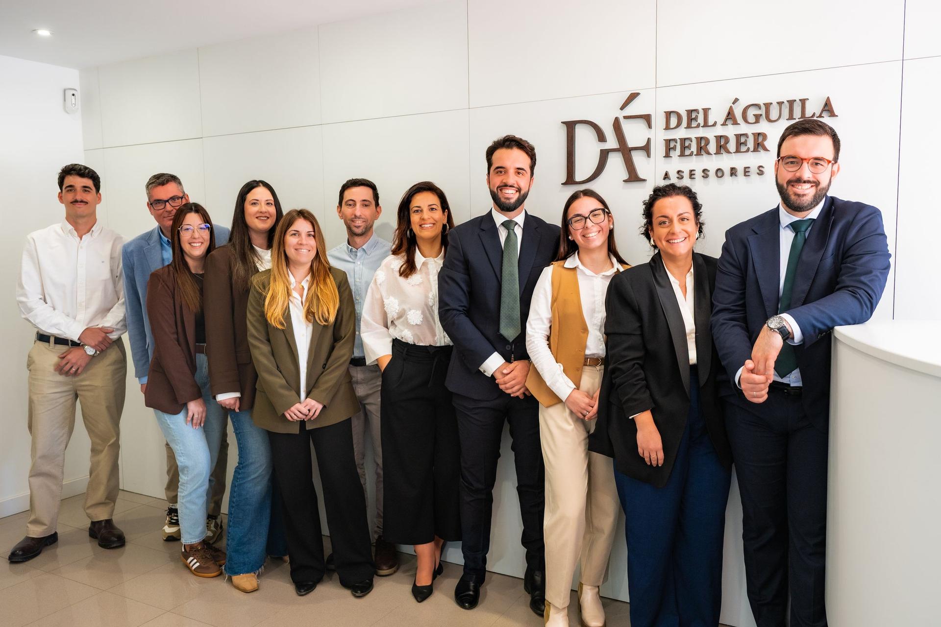 Equipo completo de Del Águila Ferrer Asesores en su oficina de Almería