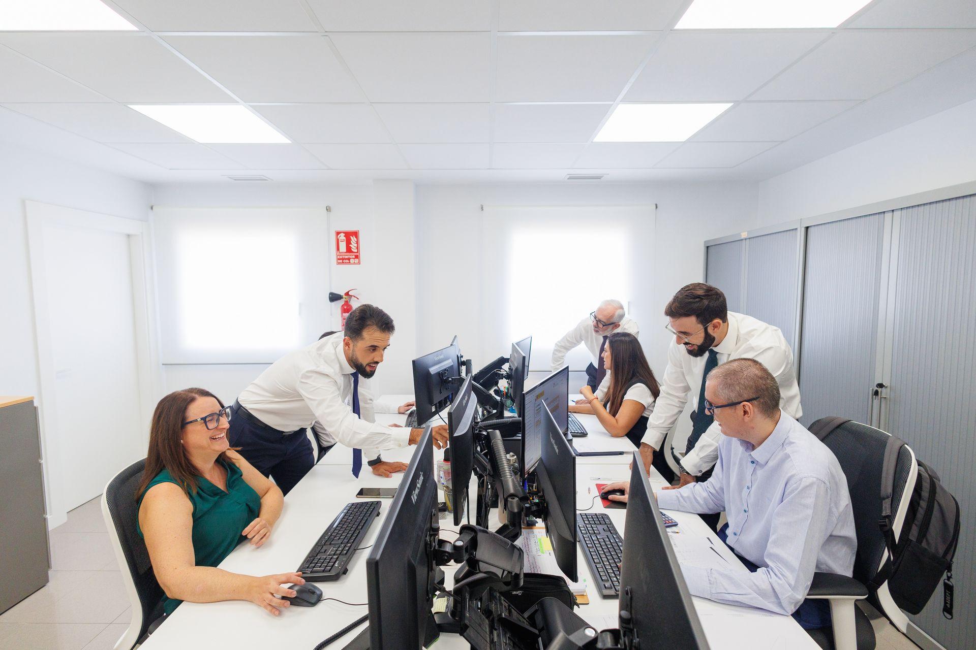 Equipo de Del Águila Ferrer Asesores en su oficina de Almería