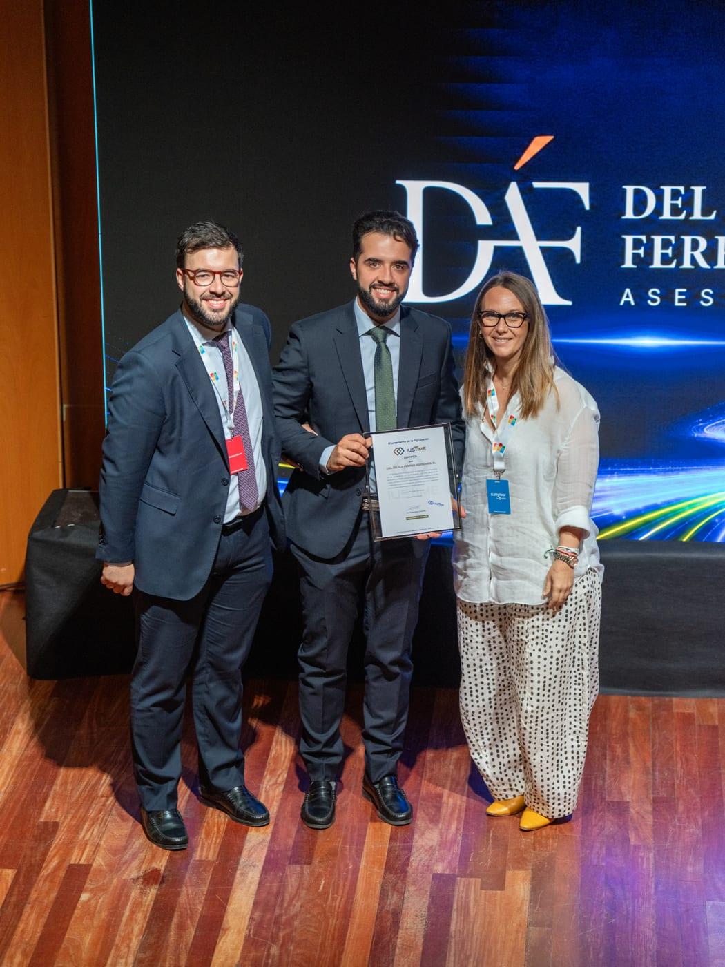 Equipo de Del Águila Ferrer Asesores recibiendo el certificado en la Asamblea General de iusTime